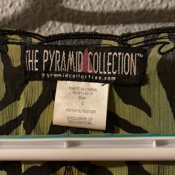 Lightweight, stylish Pyramid Collection top. - Picture 2 of 3